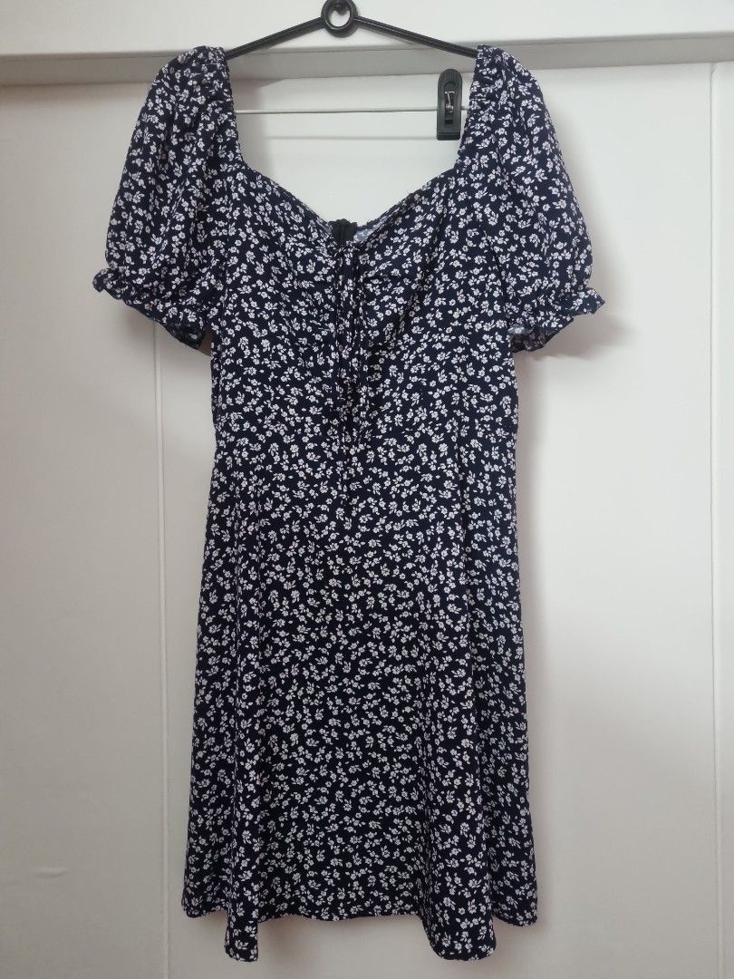 Brand New Blue Floral Dress (Kategori: Gaun & Rok) berada di Jakarta Selatan. Dikirim oleh loopwardobe (ID iklan 1450536398, Gambar 1). Deskripsi: gaun - Lihat produk pilihan di Link Oyen | Ukuran: M.