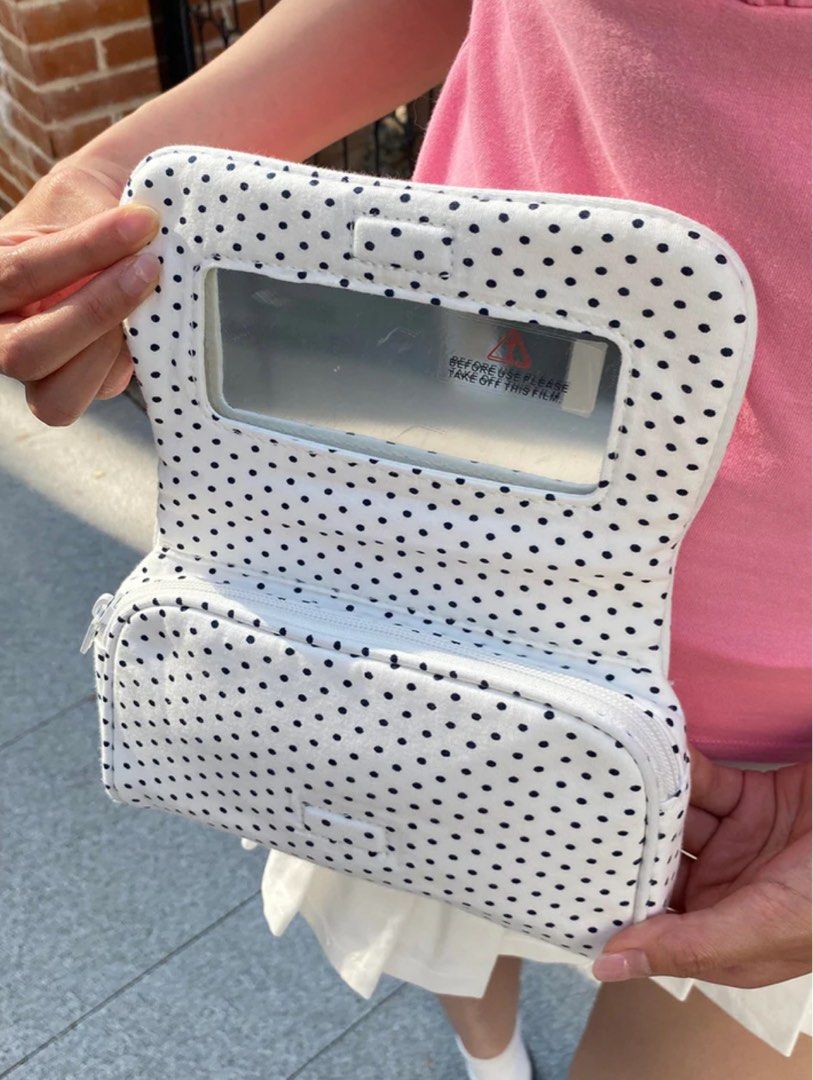 Brandy Melville makeup bag w mirror (Category: Makeup) located in Quezon City. Submitted by _spicymayo (Listing ID 1450688973, Image 2). Description: .