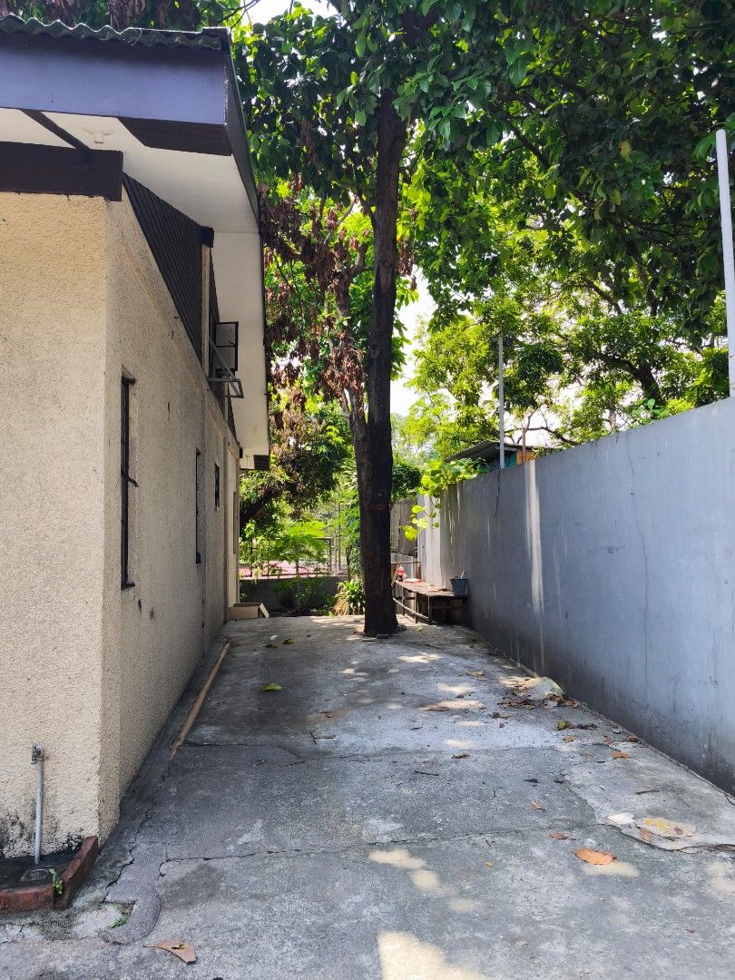 Bungalow Commercial Area FOR LEASE (Category: House & Lot) located in Quezon City. Submitted by joseph_b (Listing ID 1450645253, Image 2). Description: Commercial area in Fairview Bungalow with attic - 424 sq m lot area - 90.5 sq m floor area - 4 rooms with attic - 2 T & B - Wide backyard - 3-car garage *House is ready for occupancy.