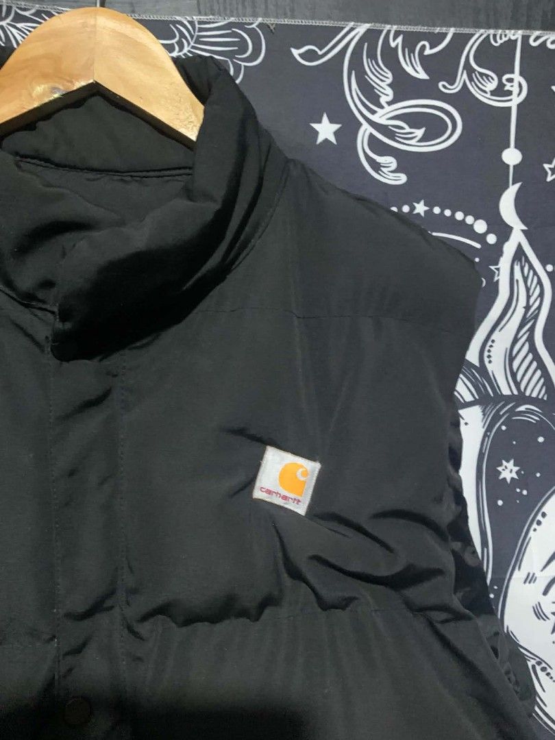 Carhartt Black Puffer Vest (Category: Vests) located in Zarraga. Submitted by eiksyopar (Listing ID 1450583374, Image 2). Description: - Black Carhartt puffer vest - Size: L - Two front pockets with button closures - Zipper front with button snap storm flap - Ideal for layering.