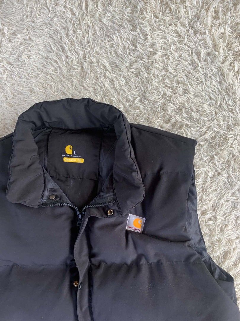 Carhartt Black Puffer Vest (Category: Vests) located in Zarraga. Submitted by eiksyopar (Listing ID 1450583374, Image 3). Description: - Black Carhartt puffer vest - Size: L - Two front pockets with button closures - Zipper front with button snap storm flap - Ideal for layering.