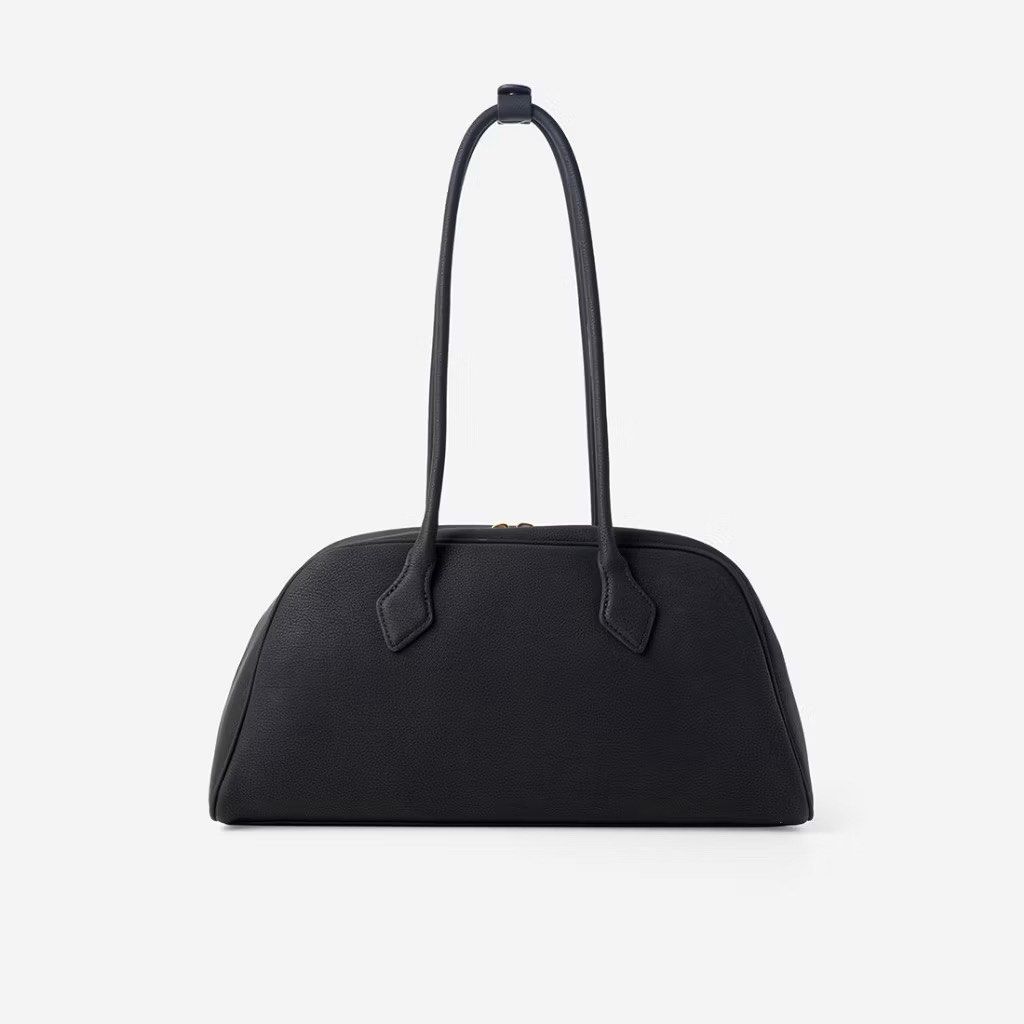 christyng shoulder bag (Category: Shoulder Bags) located in Bayan Lepas. Submitted by prelovedbywe_ (Listing ID 1450648731, Image 1). Description: CONDITION 10/10 pakai sekali je include dust bag Rugi tak grab! hehe.