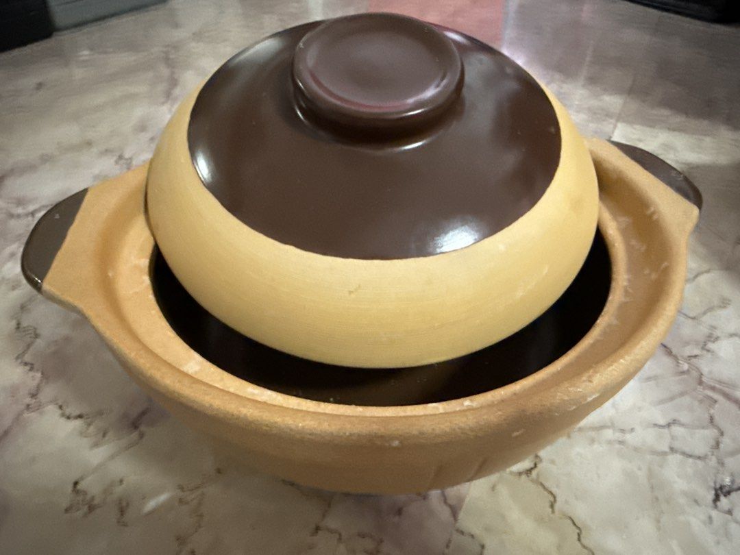 Clay pot with lid
