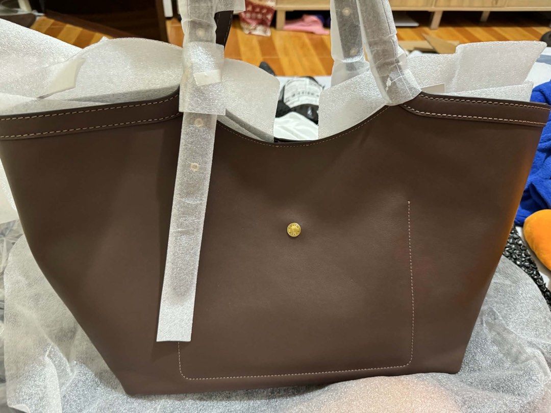 Coach Gramercy Tote (Category: Luxury Bags & Wallets) located in Manila. Submitted by hapishopee (Listing ID 1450537307, Image 2). Description: Brand New.