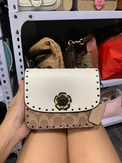 (Category: ) located in . Submitted by _prettysimplecollection (Listing ID 1450638120, Image 1). Description: .