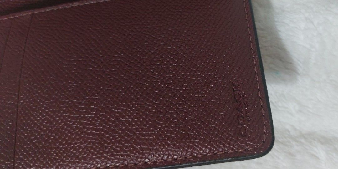Coach Medium Corner Zip Bifold Wallet (Category: Luxury Bags & Wallets) located in Quezon City. Submitted by annevp0808 (Listing ID 1450711442, Image 2). Description: Like-new coach wallet. Original from USA..