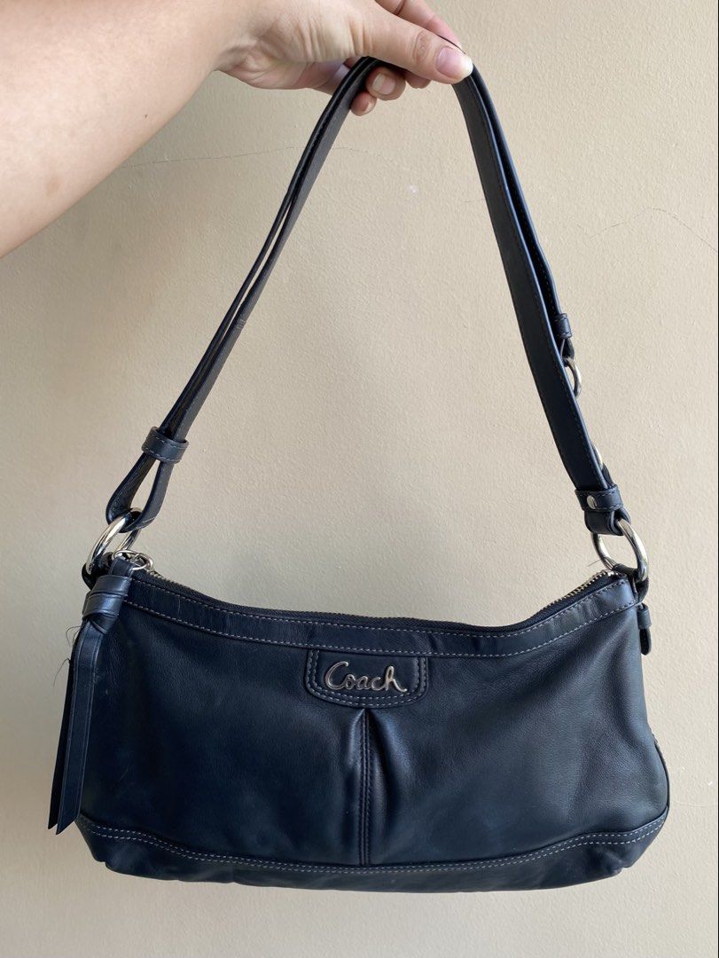 Coach Park East West Two-way Bag (Category: Luxury Bags & Wallets) located in Manila. Submitted by satchl.archives (Listing ID 1450611613, Image 2). Description: - can be shoulder/crossbody bag - 9/10, minor issue on pull tab. no issue on leather, hardware and interior - negotiable 📍Antipolo.