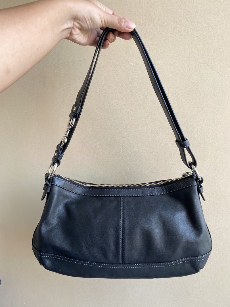 Coach Park East West Two-way Bag (Category: Luxury Bags & Wallets) located in Manila. Submitted by satchl.archives (Listing ID 1450611613, Image 3). Description: - can be shoulder/crossbody bag - 9/10, minor issue on pull tab. no issue on leather, hardware and interior - negotiable 📍Antipolo.