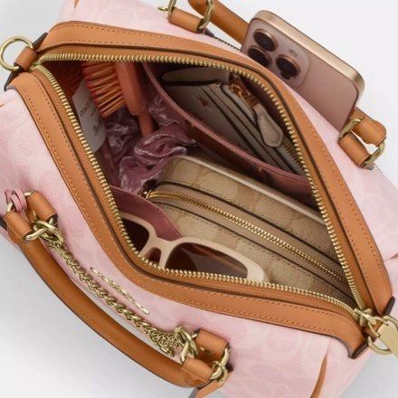 Coach Pink Medium Rowan Satchel Bag （分類：Tote Bags）位於 Hong Kong。 由 bellezza. 提交（商品編號 1450615526，圖片 3）。簡介： 。
