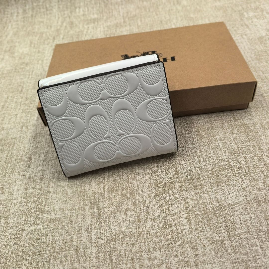 Coach White Patent Embossed Buckle Mini Wallet （分類：銀包、卡片套）位於 Hong Kong。 由 bellezza. 提交（商品編號 1450665643，圖片 2）。簡介： 。
