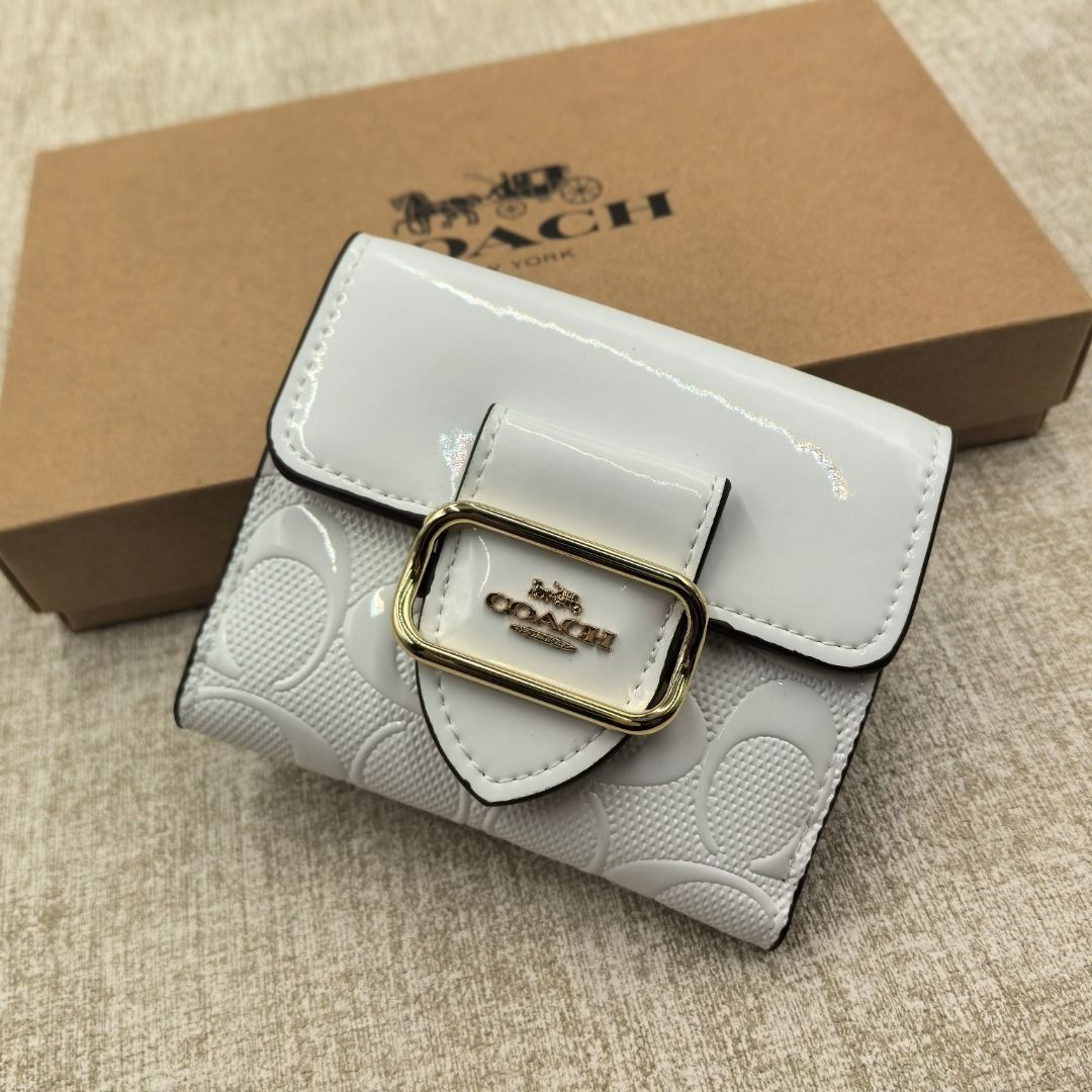 Coach White Patent Embossed Buckle Mini Wallet （分類：銀包、卡片套）位於 Hong Kong。 由 bellezza. 提交（商品編號 1450665643，圖片 1）。簡介： 。