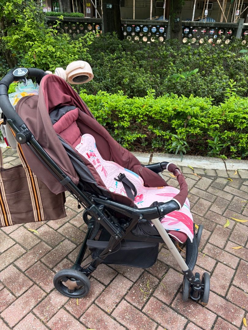 Combi 嬰兒車 （分類：外出用品 - 嬰兒車）位於 Hong Kong。 由 kinkicheung 提交（商品編號 1450656442，圖片 3）。簡介： Combi Urban Walker 是一款經典的雙向嬰兒手推車，具備高避震效果、可全平躺座椅，適合初生至 36 個月大（約 15 公斤）的幼童。它的座面寬敞舒適，讓寶寶在推行時更平穩安全，在香港市場的售價約在 HK$2,400 至 HK$2,700 之間。核心規格與特點適用年齡：初生至約 3 歲（體重 15 kg 以下）。座椅設計：具備 125°-170° 多段式調節，可完全平躺。雙向推行功能讓寶寶可以面對父母或面向街道。避震系統：寬大的輪組與避震設計，能有效減低路面顛簸感，非常適合香港的街道路況。重量與機動性：相較於市面上歐美品牌的推車，Urban Walker 提供更好的避震與包覆性，但相對車體重量較一般輕量型傘車略重. 可以單手收車開車 不包括座墊。