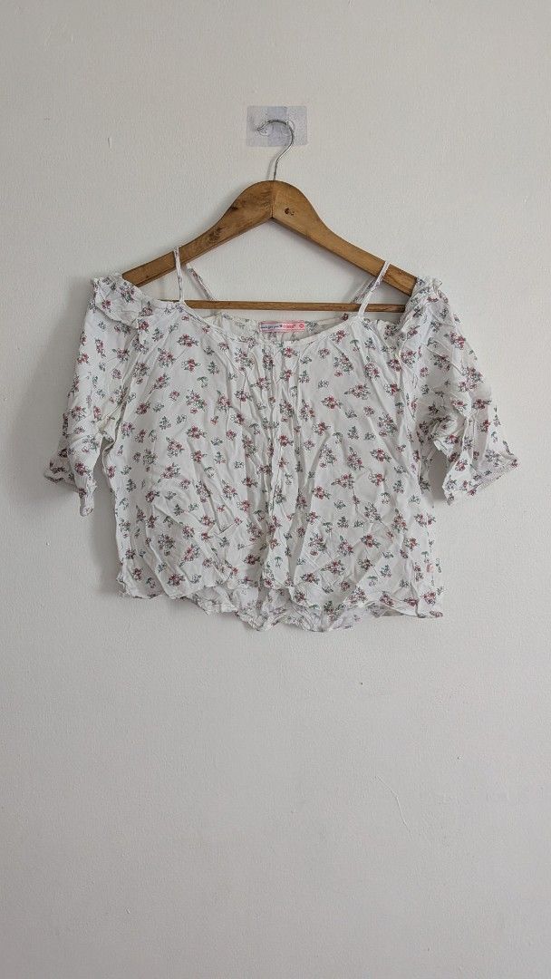 Crissa White Floral Off Shoulder Ruffle Top (Category: Blouses) located in Quezon City. Submitted by maff_mallow (Listing ID 1450542156, Image 2). Description: ✅Size: XL in brand, but can fit small to medium ✅Condition: no issue ✅ Length: 13 in, sleeves: 10 in ✅Cute white top with a lovely floral print. ✅Features a stylish cold shoulder design with delicate ruffles. ✅Fabric: Cotton & Polyester.