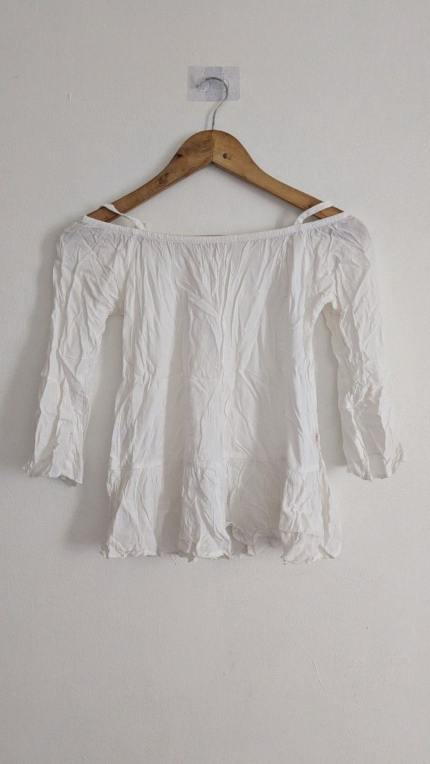 Crissa White Off-Shoulder Peplum Top with Straps (Category: Blouses) located in Quezon City. Submitted by maff_mallow (Listing ID 1450547856, Image 1). Description: ✅Size: Medium ✅Condition: excellent ✅ Length: 18 in, sleeve length: 14in ✅Fabric: Cotton & Polyester ✅3/4 length sleeves with slight flare .