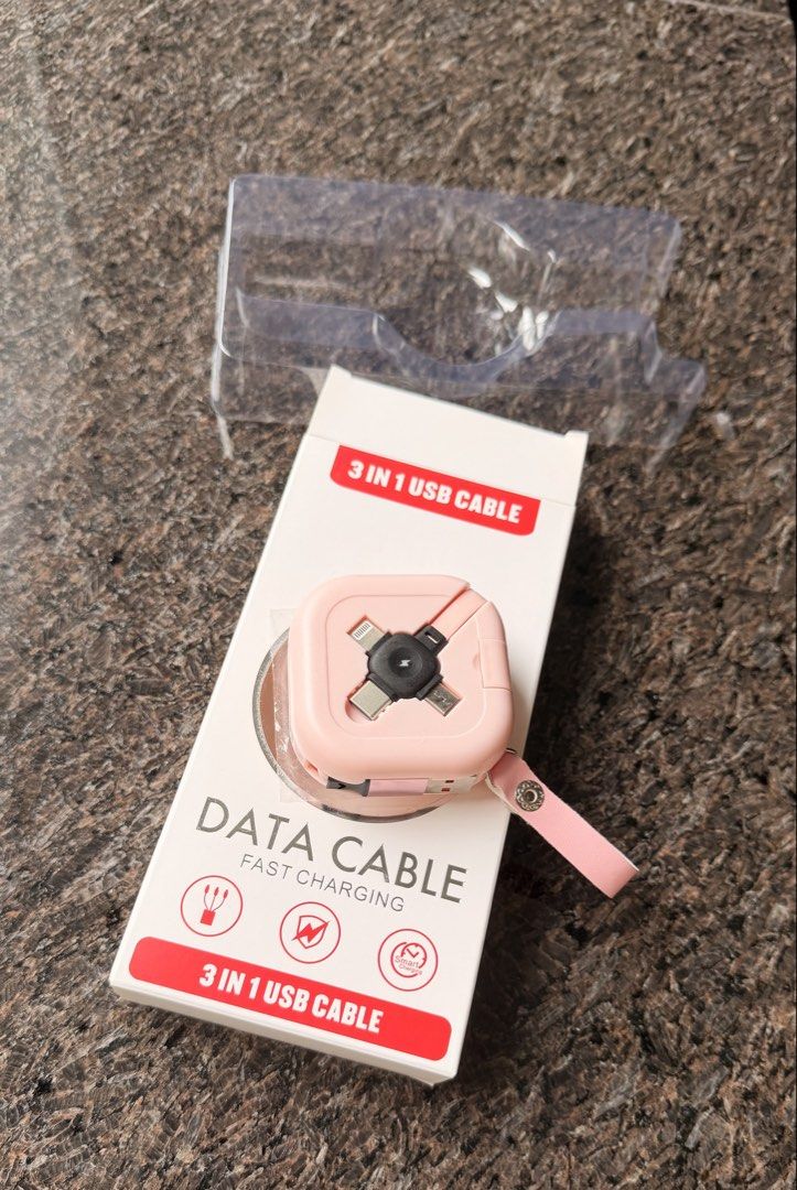 Data Cable （分類：充電器及電線）位於 Hong Kong。 由 easymnm 提交（商品編號 1450615701，圖片 2）。簡介： Data Cable Fast Charging 三合一快义線。