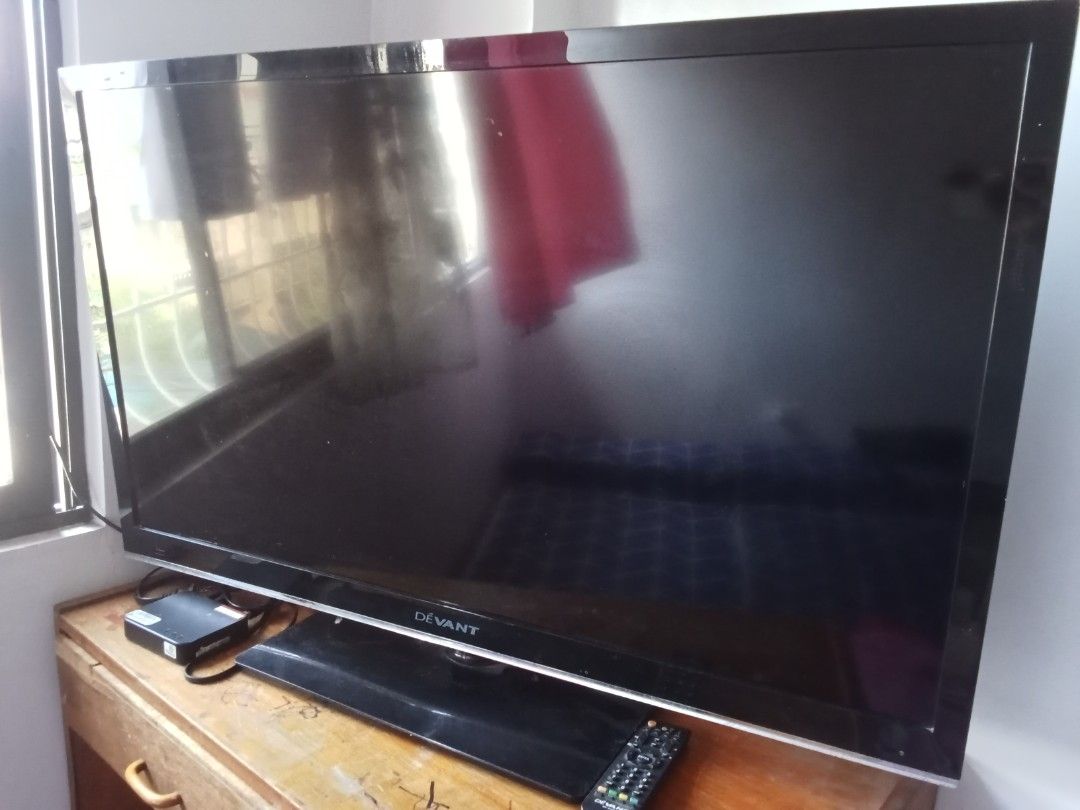 Devant 40" LED TV (Category: TV) located in Manila. Submitted by mumshiie.tindera (Listing ID 1450734423, Image 1). Description: - Large Devant TV - Includes remote, TV Plus - Black screen - Ideal for bedrooms or small living spaces.