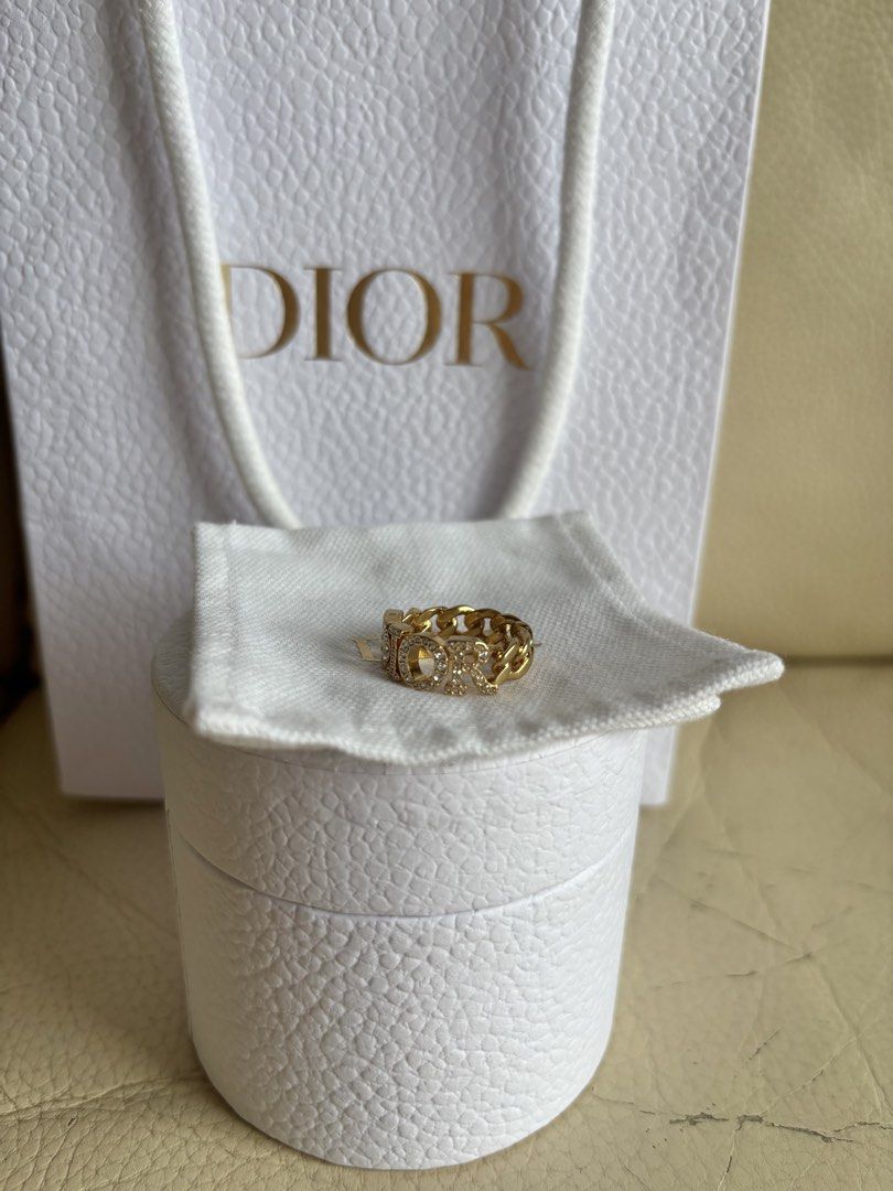 Dior evolution ring 戒指 （分類：戒指）位於 Hong Kong。 由 frenchkitty_025 提交（商品編號 1450582496，圖片 2）。簡介： 全新購自專門店，有齊包裝，有單 可以送禮或自用 M size 。