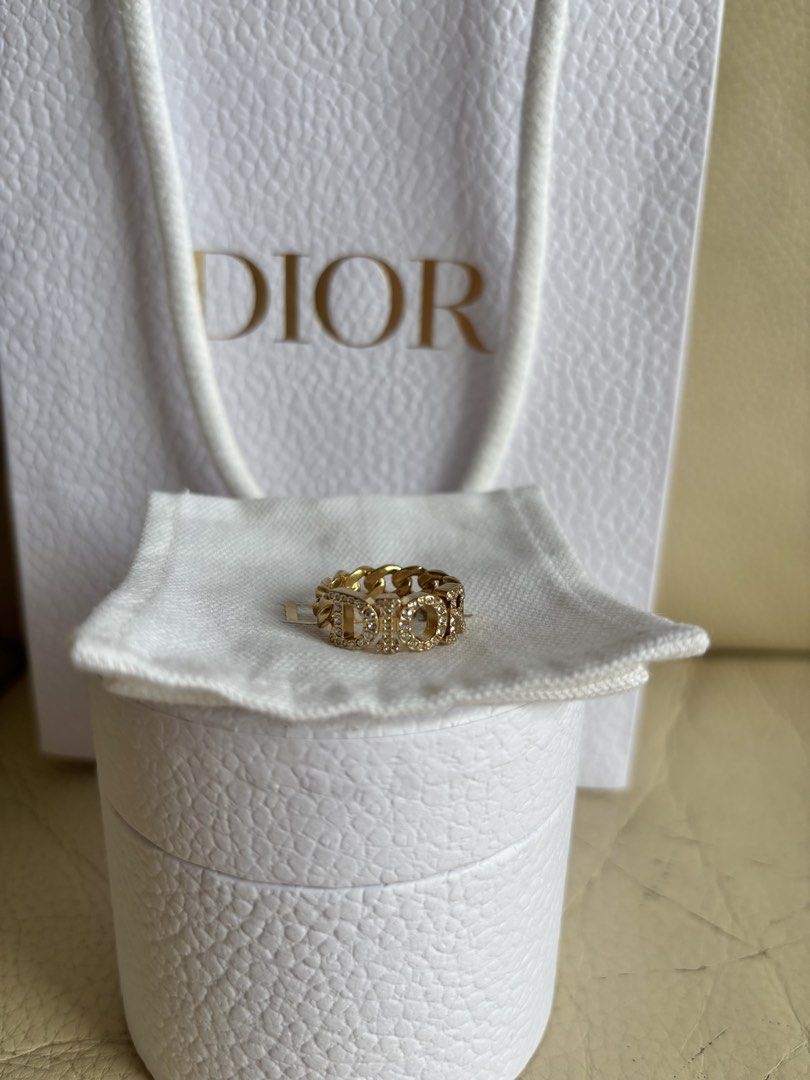 Dior evolution ring 戒指 （分類：戒指）位於 Hong Kong。 由 frenchkitty_025 提交（商品編號 1450582496，圖片 3）。簡介： 全新購自專門店，有齊包裝，有單 可以送禮或自用 M size 。