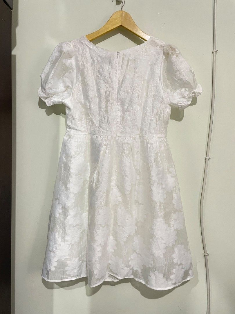 Dresa Putih Wanita (Kategori: Gaun & Rok) berada di Jakarta Timur. Dikirim oleh enjoyy_store (ID iklan 1450646924, Gambar 2). Deskripsi: Brand : This Is April LD : 94 cm Panjang Baju : 93 cm Info detail bisa chat ya :) PENTING ‼️ Komplain tidak dapat diterima jika tidak ada video unboxing MEMBELI=SETUJU.