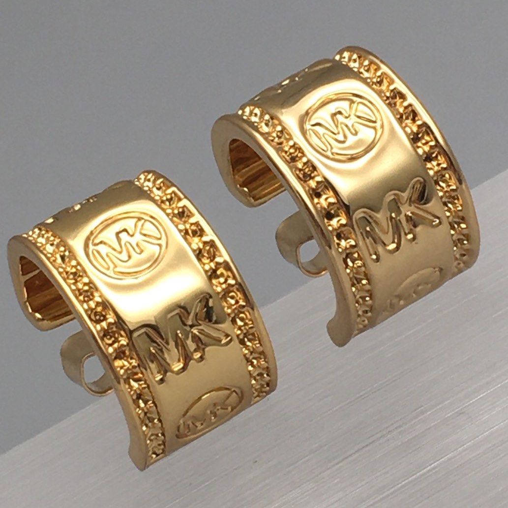 E313 - Michael Kors golden plated sample earrings huggie stud （分類：飾物及配件）位於 Hong Kong。 由 kidschild 提交（商品編號 1450225844，圖片 1）。簡介： 👑Defective Factory Sample Accessories💍 🛍Brand new condition 💳Payme/AlipayHK 📮Postage @ buyers expense Normal Post $10/ ec-get $13 /SF express $17up 🤝No Meet Up🚫No swaps/returns/time wasters 💬Msg me with any Q’s! 。