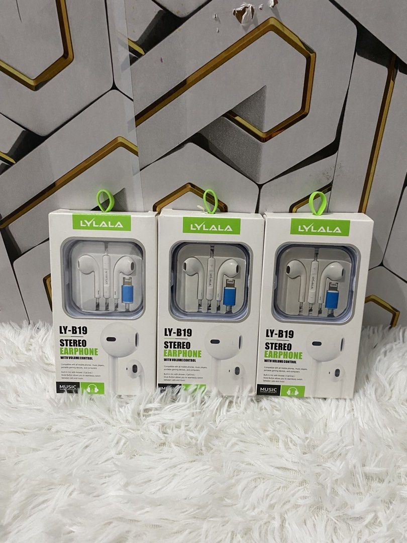 Earphone Iphone (Category: Earphones) located in Manila. Submitted by aacjshop (Listing ID 1450692332, Image 1). Description: goods yung aound walang ngongo.