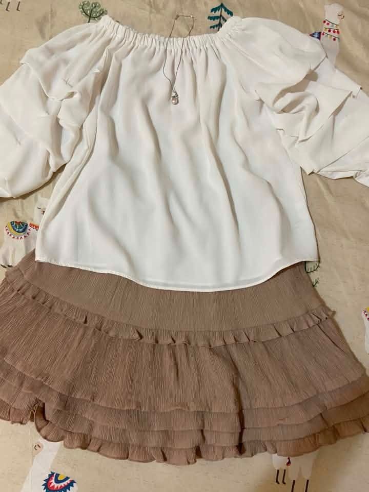 由 cherishbeauty0888 (刊登 ID 1450554144，圖片 2) 提交，位於 高雄市 (Kaohsiung) 的 專櫃品牌epanouir白色雪紡 &百貨日牌earth&正韓 Fave仙女家短裙 & H&M小可愛 (類別：其他上衣)，說明：1、專櫃epanouir白色氣質雪紡上衣，二穿，領口松緊帶設計，往下拉可露香肩，尺寸：F，穿1出清290元(原價2千多) 2、高單正韓白色甜美雪紡上衣，尺寸：F，穿1出清290元(原價1千多) 3、百貨日牌earth黑色水玉點點可愛雪紡上衣，尺寸：F，穿1，出清290元(原價2千多) 4、氣質、微甜美高單「正韓 Fave」仙女家短裙 (內有安全褲)，穿起來超顯瘦，穿1，尺寸：F，出清390元 5、H&M 小可愛全新 ，出清100元 每一件價格不同，下單前請先詢問，滿600元可贈送全新手帕哦!。