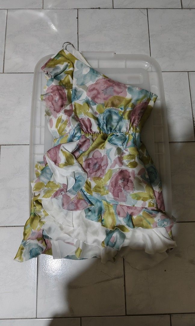 One shoulder Floral dress (Category: Dresses) located in Manila. Submitted by faye_cutedeclutter (Listing ID 1450704073, Image 1). Description: Size: small on tag but fits up to med waist: 26 to 30 bust: 34 and up one-shoulder design with ruffle details 💸: 220 💵: GCASH/PAYMAYA/PAYPAL/BANK TRANSFER rfs: declutter kaya everything that I sell are at low price only - can give discount to other items if u buy 2 or more ⭐: color may vary due to light
