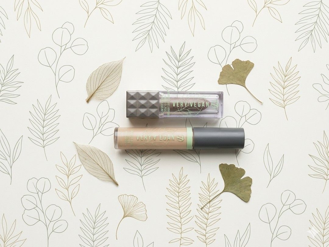 Flormar vegan organic set Concelear/lipstick/make up applicator (Category: Makeup) located in Las Pinas. Submitted by outerwearsmanila (Listing ID 1450530746, Image 1). Description: Take all-399 🌸W7 Very Vegan Intense Creme Lipstick: - Rich pigmentation provides a bright and expressive appearance; - The formula is suitable for vegans as it does not contain any animal-derived components; - Moisturizes and cares for the lips, making them soft and 