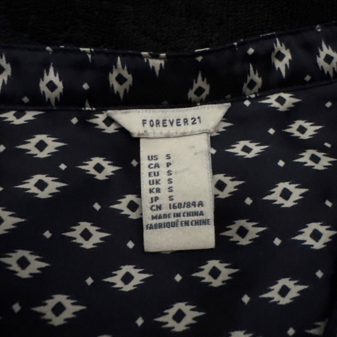Forever 21 Black Diamond Print V-Neck Blouse (Category: Blouses) located in Manila. Submitted by weya_ (Listing ID 1450581425, Image 3). Description: .