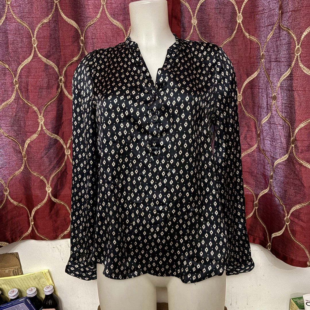 Forever 21 Black Diamond Print V-Neck Blouse (Category: Blouses) located in Manila. Submitted by weya_ (Listing ID 1450581425, Image 1). Description: .