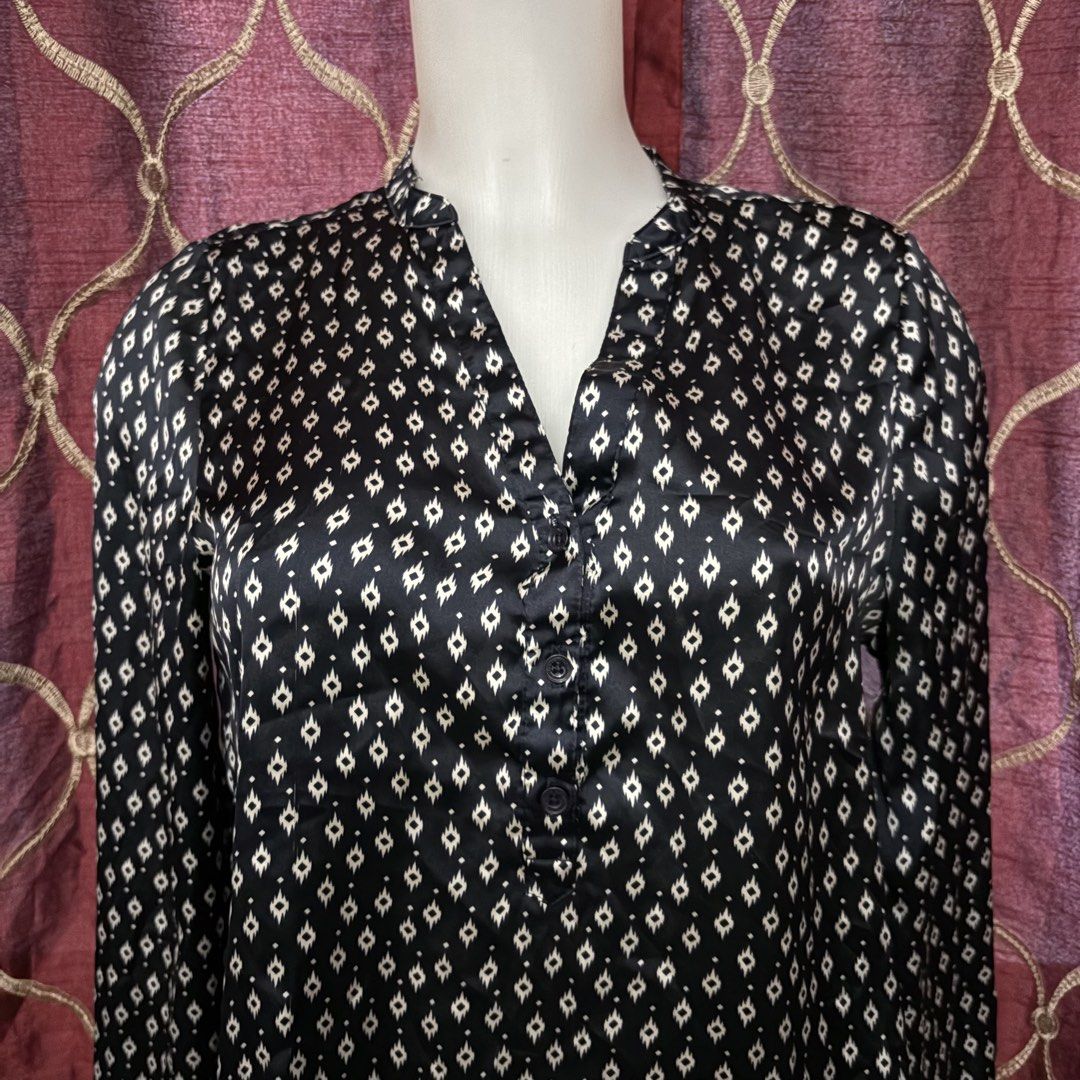 Forever 21 Black Diamond Print V-Neck Blouse (Category: Blouses) located in Manila. Submitted by weya_ (Listing ID 1450581425, Image 2). Description: .
