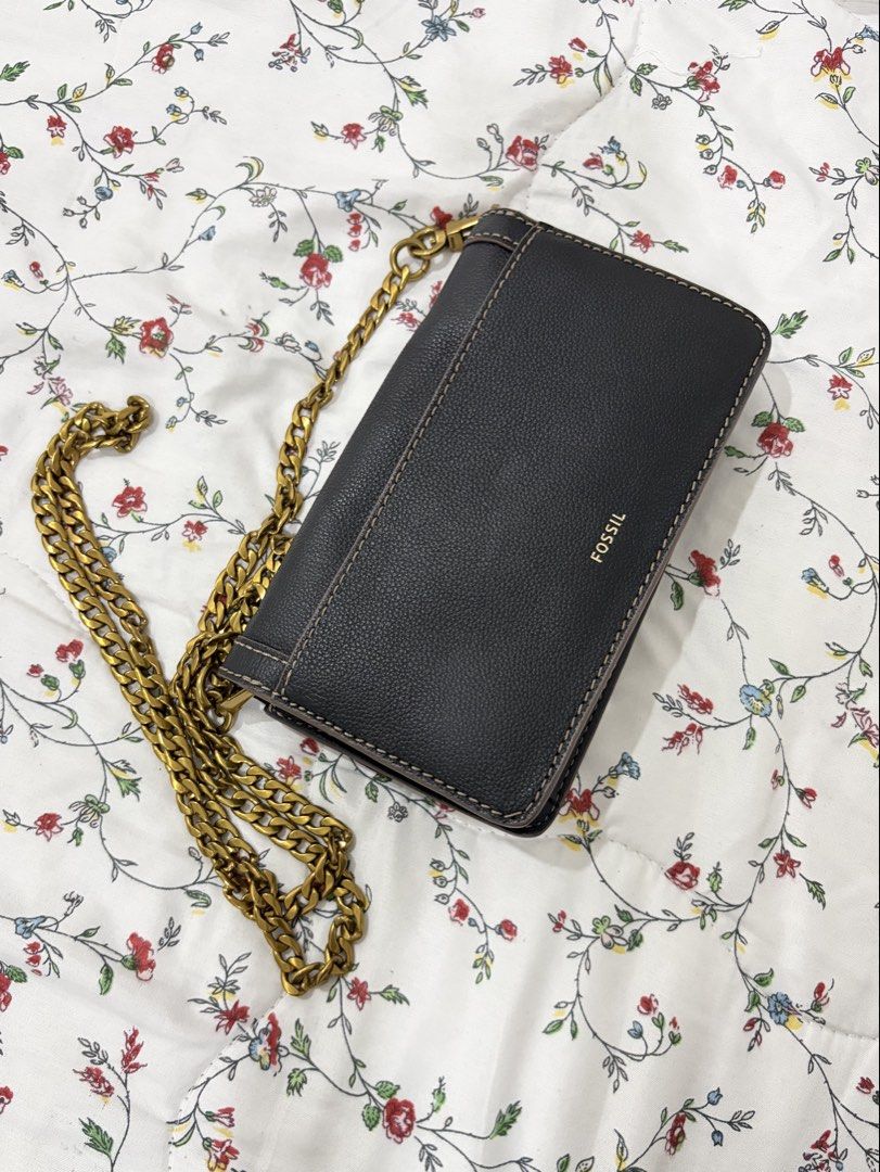 fossil crossbody (Category: Cross-body Bags) located in Melaka Tengah. Submitted by withkita (Listing ID 1450561526, Image 1). Description: still in a very good condition do pm me for more photos or if you have any question. thanks!.