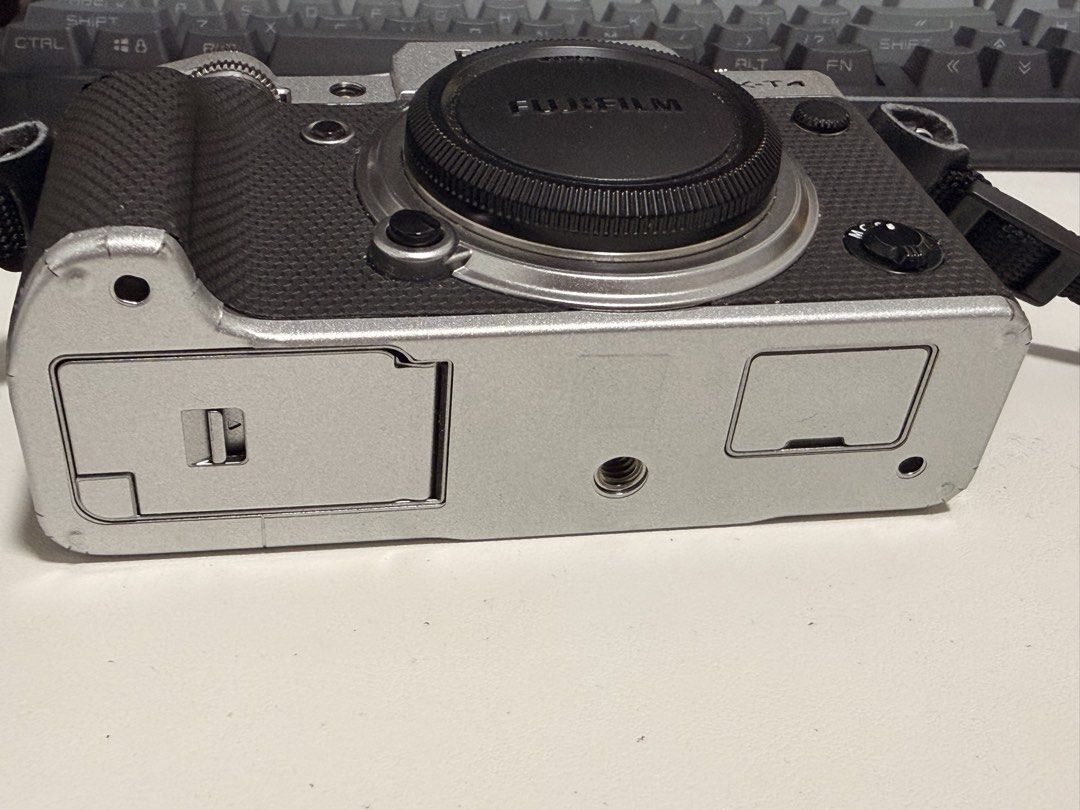 Fujifilm XT4 (Category: Cameras) located in Kota Kinabalu. Submitted by hillarychee113 (Listing ID 1450735641, Image 3). Description: WTS XT4 Lightly used , 9/10 new Full body stickers since day one purchased. Shuttercount : 3325.