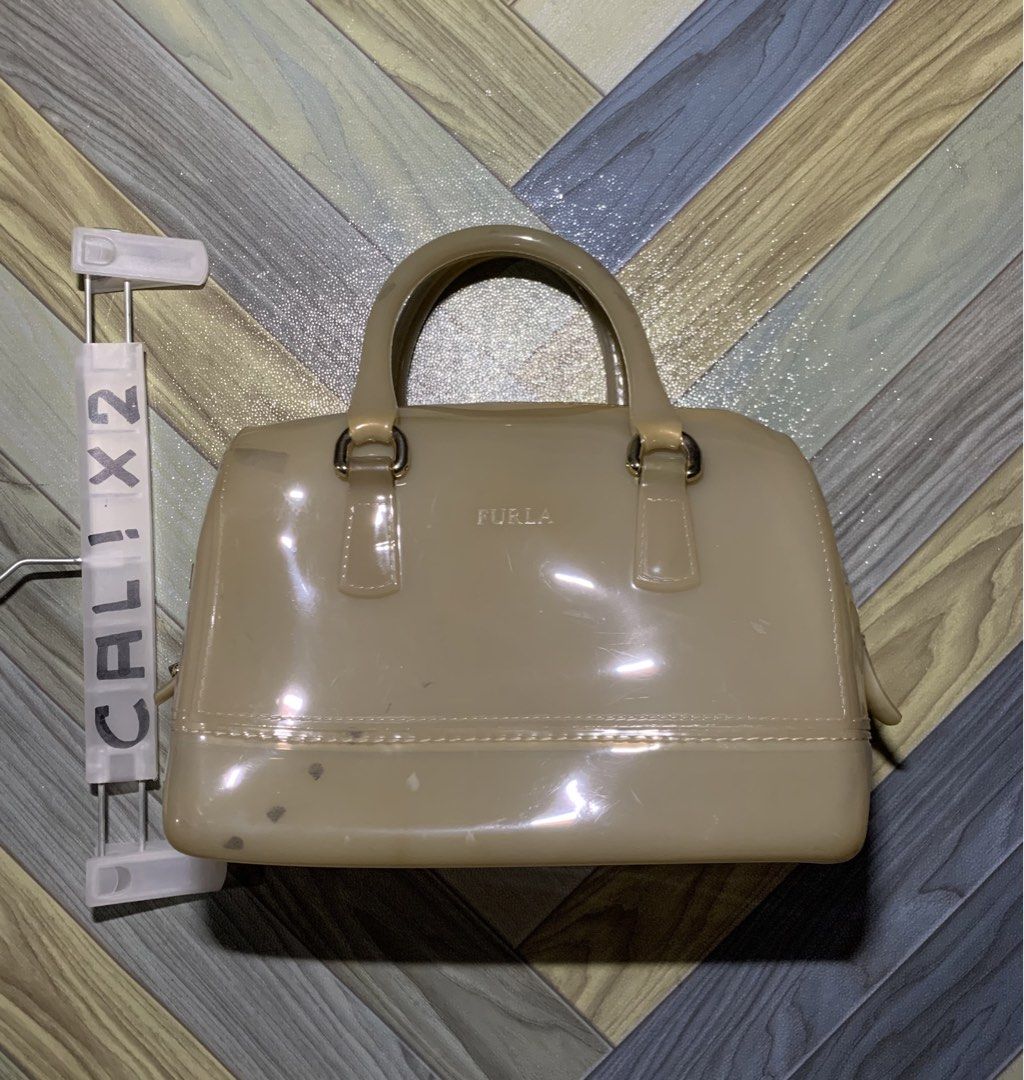 FURLA NUDE CANDY HAND BAG (Category: Luxury Bags & Wallets) located in Kapalong. Submitted by ac_thrift (Listing ID 1450698719, Image 1). Description: FURLA NUDE CANDY HAND BAG Dimes: W9 x L7 Condition: Excellent Issue: Sign of usage and stain, please see pics MoP: Gcash Location: Mindanao, Davao del Norte, Kapalong, 8113.