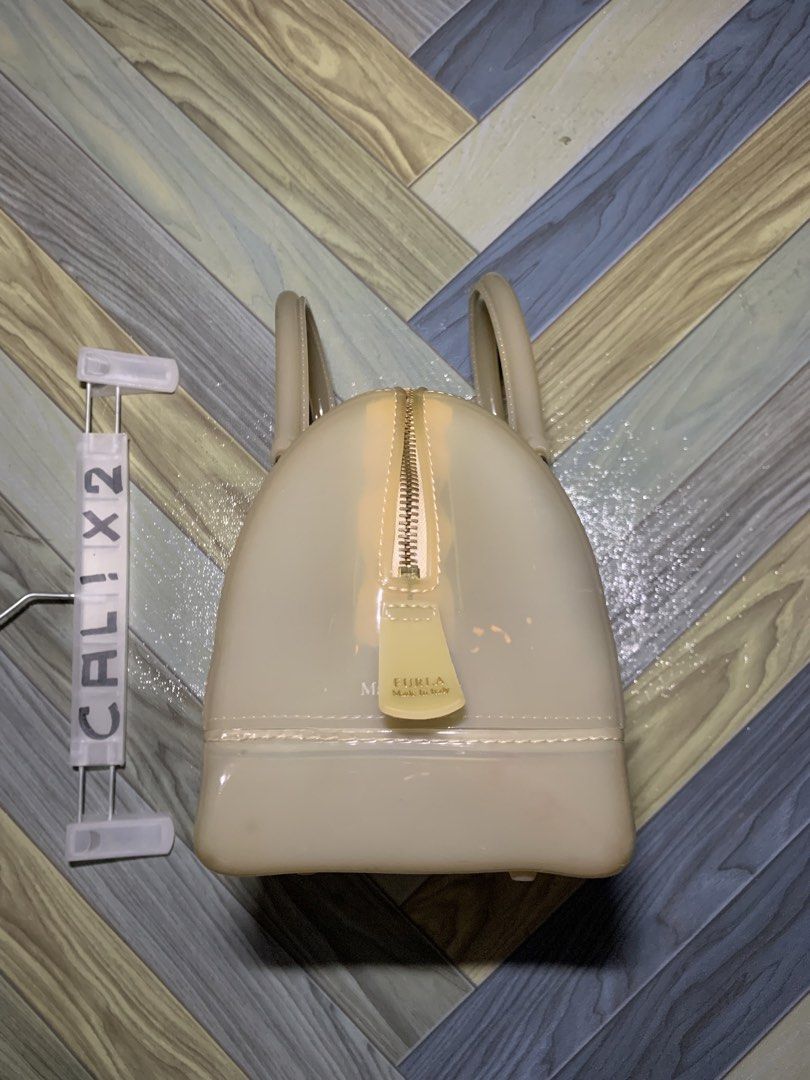 FURLA NUDE CANDY HAND BAG (Category: Luxury Bags & Wallets) located in Kapalong. Submitted by ac_thrift (Listing ID 1450698719, Image 3). Description: FURLA NUDE CANDY HAND BAG Dimes: W9 x L7 Condition: Excellent Issue: Sign of usage and stain, please see pics MoP: Gcash Location: Mindanao, Davao del Norte, Kapalong, 8113.