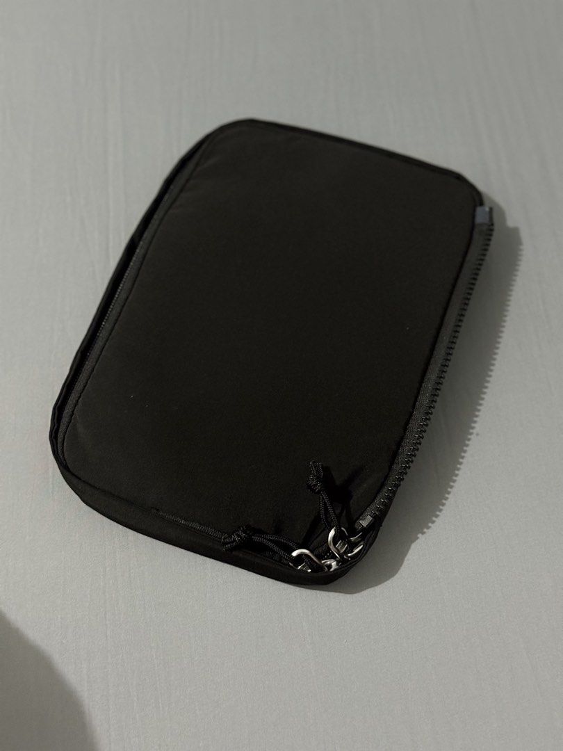HELLOLULU Essentials Bag in Black (Category: Belt bags, Clutches and Pouches) located in Quezon City. Submitted by hilligna (Listing ID 1450563616, Image 2). Description: Brandnew.