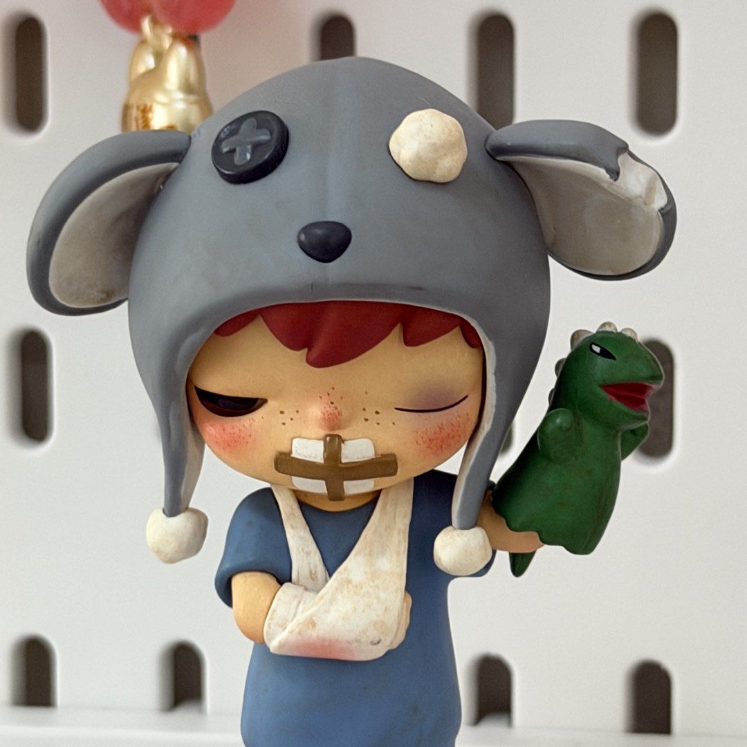 Hirono x Mime - Unspoken (Category: Designer & Blind Box Toys) located in Cainta. Submitted by aylmeraaa (Listing ID 1450637132, Image 2). Description: Hirono x Mime - Unspoken - Opened - With Card and Box.