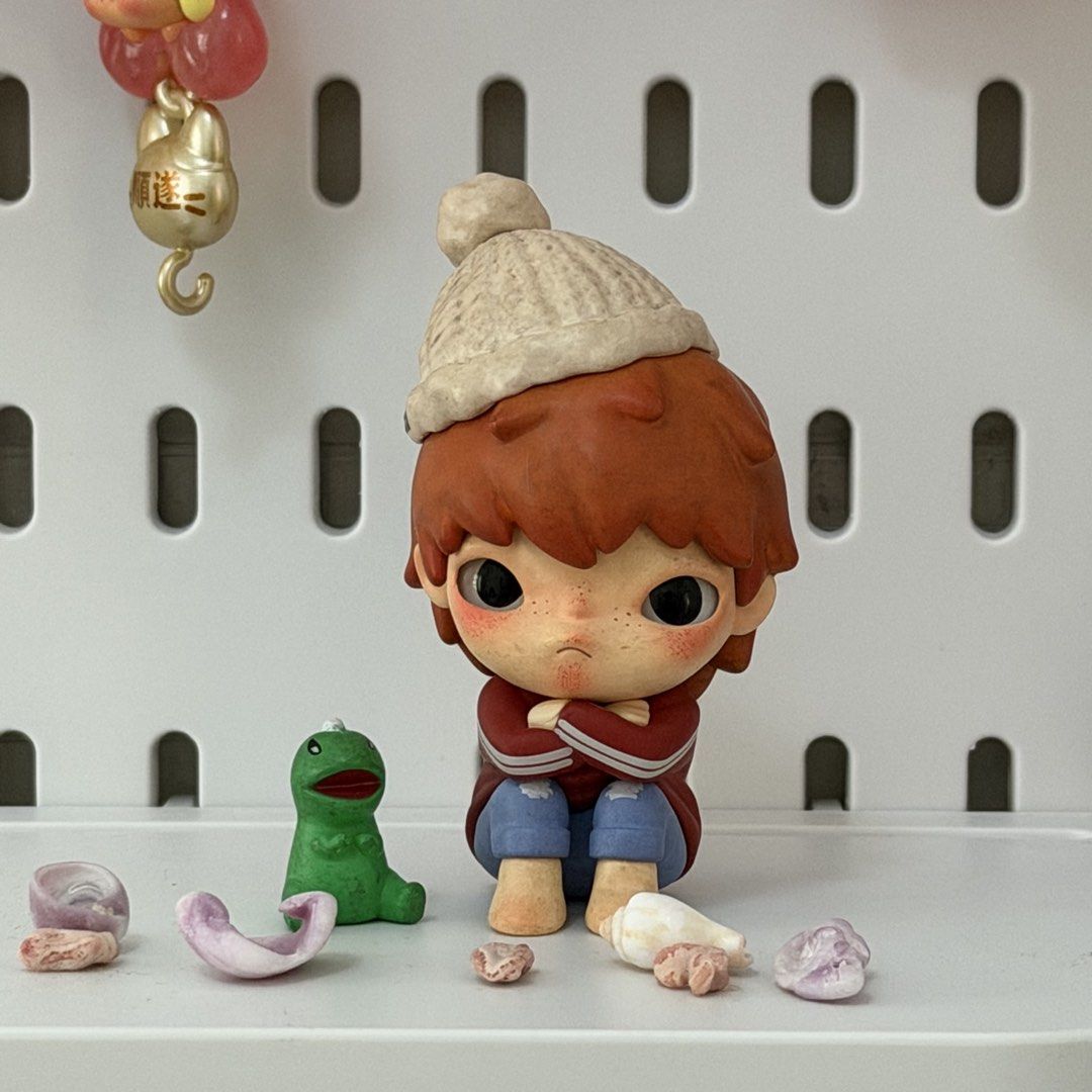 Hirono x The Other One - Staring (Category: Designer & Blind Box Toys) located in Cainta. Submitted by aylmeraaa (Listing ID 1450636372, Image 1). Description: Hirono x The Other One - Staring - Opened - With Card and Box.