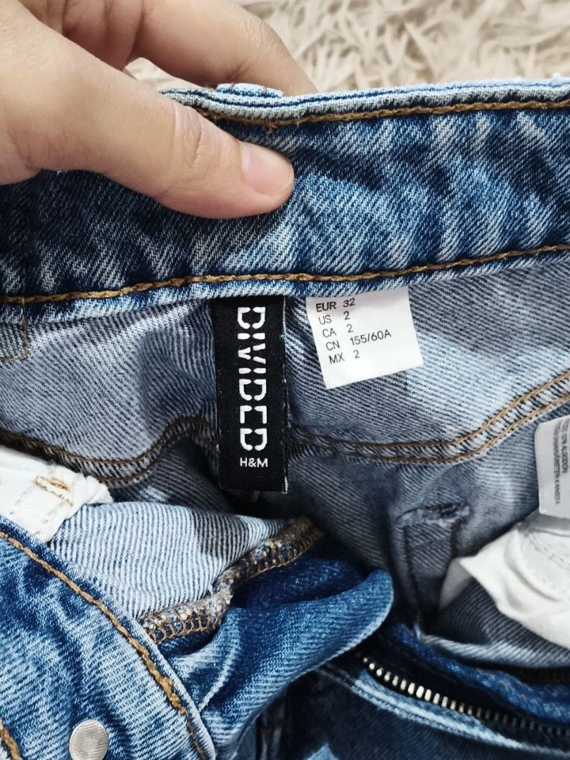 H&M divided ripped jeans (Category: Jeans) located in Taguig. Submitted by declutterwirsh (Listing ID 1450543841, Image 3). Description: - small on tag ( 24 - 25) - mall bought rfs: decluttering don't reach for it anymore.