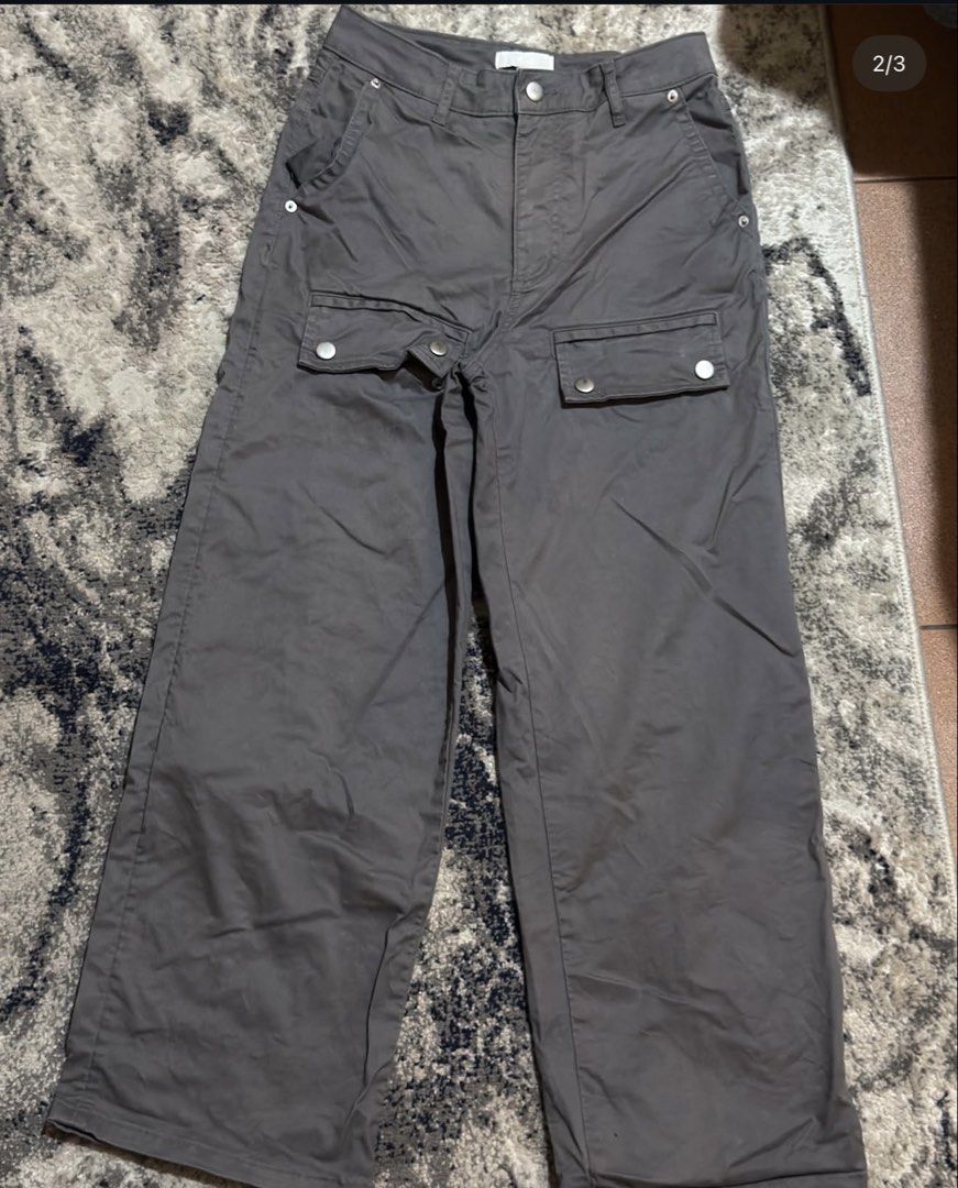 H&M Grey Cargo Pants Wide Leg (Category: Other Bottoms) located in Manila. Submitted by debbiecoca0801 (Listing ID 1450666722, Image 2). Description: - H&M Grey Cargo Pants - Wide leg fit - Sturdy cotton blend fabric - Button closure - Two front pockets - Perfect for casual wear - Size: EUR 34 / US 2 / CA 2.