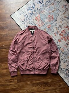 (Kategori: ) berada di . Dikirim oleh Disini_thriftshop (ID iklan 1450718974, Gambar 1). Deskripsi: .