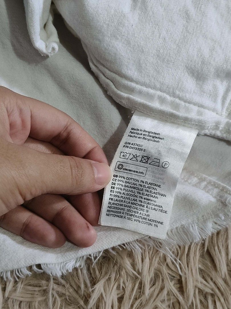H&M white winter denim jacket (Category: Coats, Jackets and Outerwear) located in Taguig. Submitted by declutterwirsh (Listing ID 1450542686, Image 3). Description: - small to medium - mall bought for 1,699 -washed & ready for shipping rfs: decluttering don't reach for it anymore.