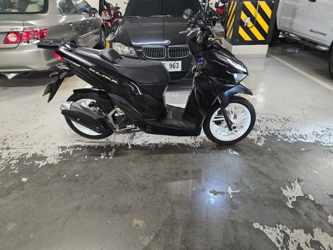 Honda click v3 2023 (Category: Motorbikes for Sale) located in Manila. Submitted by jayeleven092142 (Listing ID 1450724398, Image 2). Description: -keyless system -seats upgrade -mdl -horn -rcb lever + side mirror -ds4 radiator -side stand & center stand Stainless Upgrade -9+++ odo -Orig papers 62k slightly nego.
