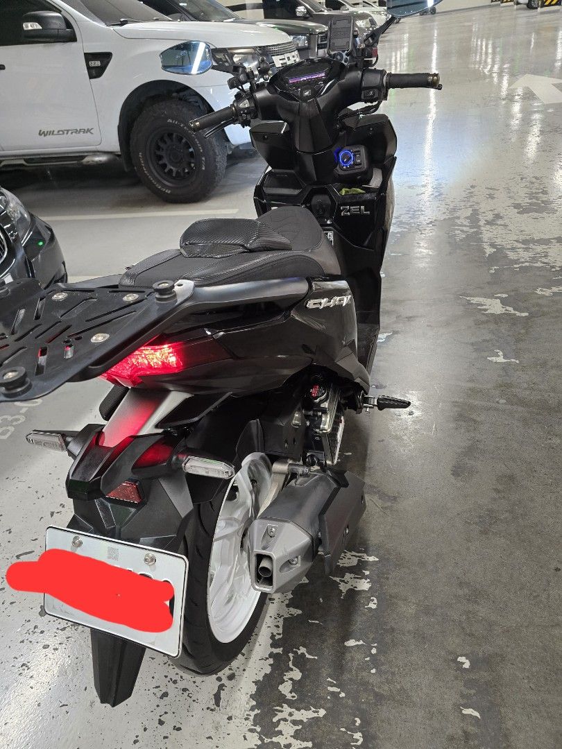 Honda click v3 2023 (Category: Motorbikes for Sale) located in Manila. Submitted by jayeleven092142 (Listing ID 1450724398, Image 1). Description: -keyless system -seats upgrade -mdl -horn -rcb lever + side mirror -ds4 radiator -side stand & center stand Stainless Upgrade -9+++ odo -Orig papers 62k slightly nego.
