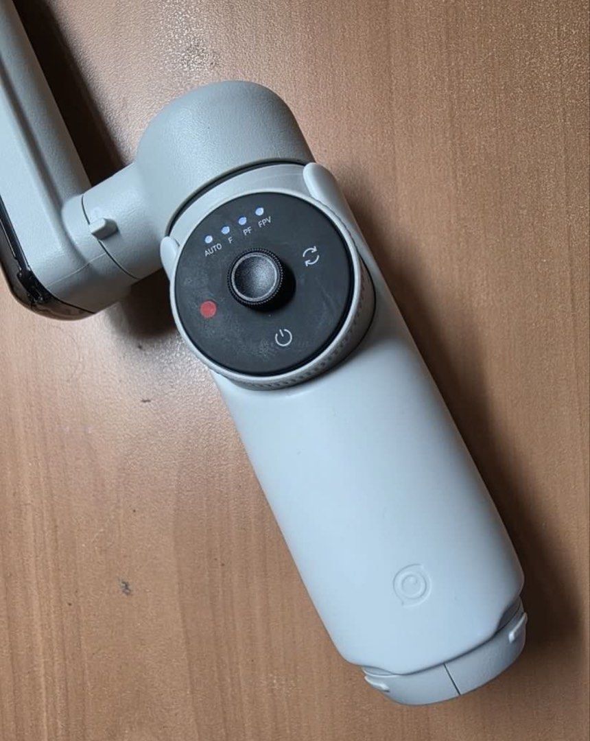 Insta360 Flow (Category: Gimbals & Stabilizers ) located in Makati City. Submitted by karen.dr (Listing ID 1450649920, Image 3). Description: - Insta360 Flow Grey - Works with smartphones - Used 2x only so selling low - contains pouch - Perfect for sports and solo travels.