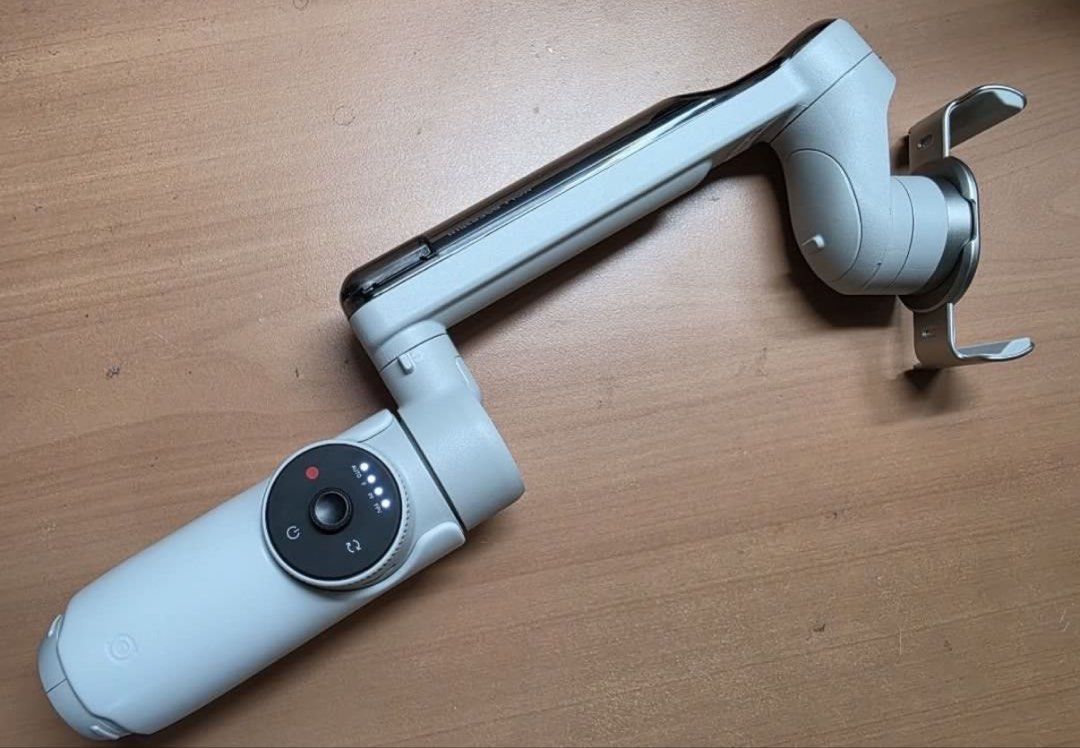 Insta360 Flow (Category: Gimbals & Stabilizers ) located in Makati City. Submitted by karen.dr (Listing ID 1450649920, Image 2). Description: - Insta360 Flow Grey - Works with smartphones - Used 2x only so selling low - contains pouch - Perfect for sports and solo travels.