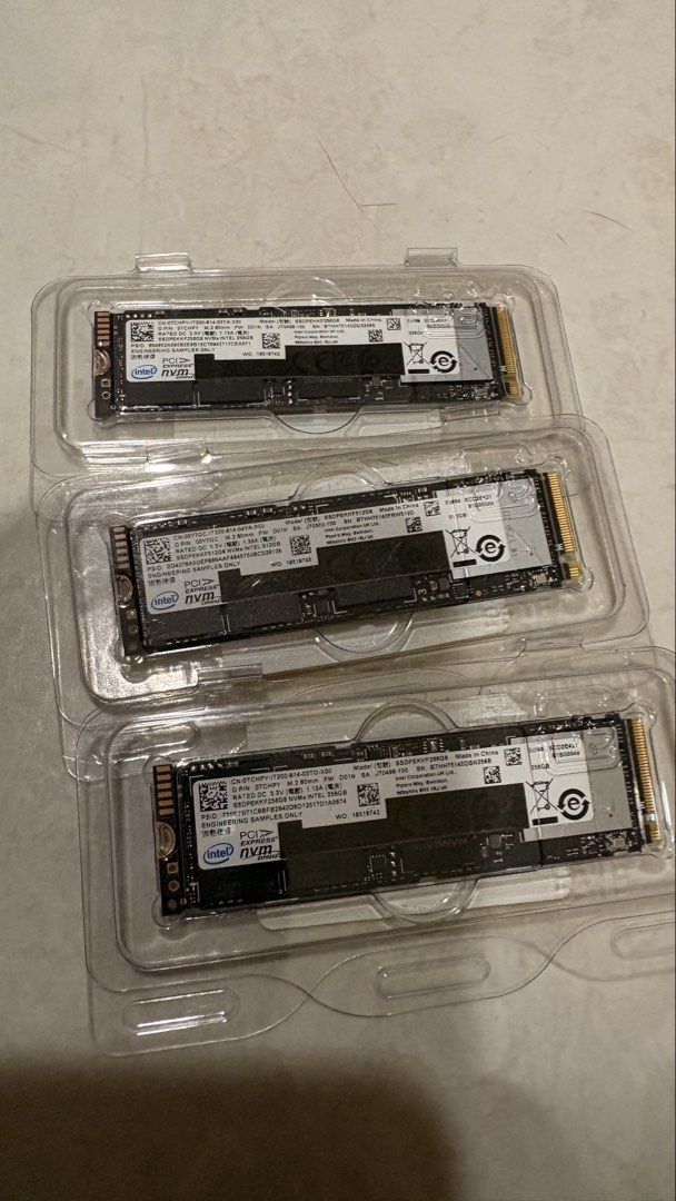由 hewei.66 (刊登 ID 1450579162，圖片 1) 提交，位於 新北市 (New Taipei) 的 Intel 256GB NVMe SSD M.2 2280 全新庫存品 非拆機品 (類別：硬碟及儲存裝置)，說明：【商品名稱】 Intel 256GB NVMe SSD 【商品規格】 型號：SSDPEKKF256G8 容量：256GB 規格：M.2 2280 介面：PCIe NVMe 數量：單顆售價 【商品狀況】 全新庫存品未使用，非拆機品。 為維持未使用狀態，目前未上機通電測試，因此無法提供CrystalDiskInfo健康度、通電次數及讀寫速度測試。 購買前請先確認您的桌上型電腦或筆電支援M.2 2280 NVMe PCIe SSD。本商品不是M.2 SATA規格，介面不相容將無法使用。 照片皆為實品拍攝，收到的就是照片中同款商品。出貨時會使用防靜電及防撞包材妥善包裝。 個人庫存品，無附發票及原廠保固，商品依實品照片與現況出售。 售價：1,180元／顆 可小議 需要
