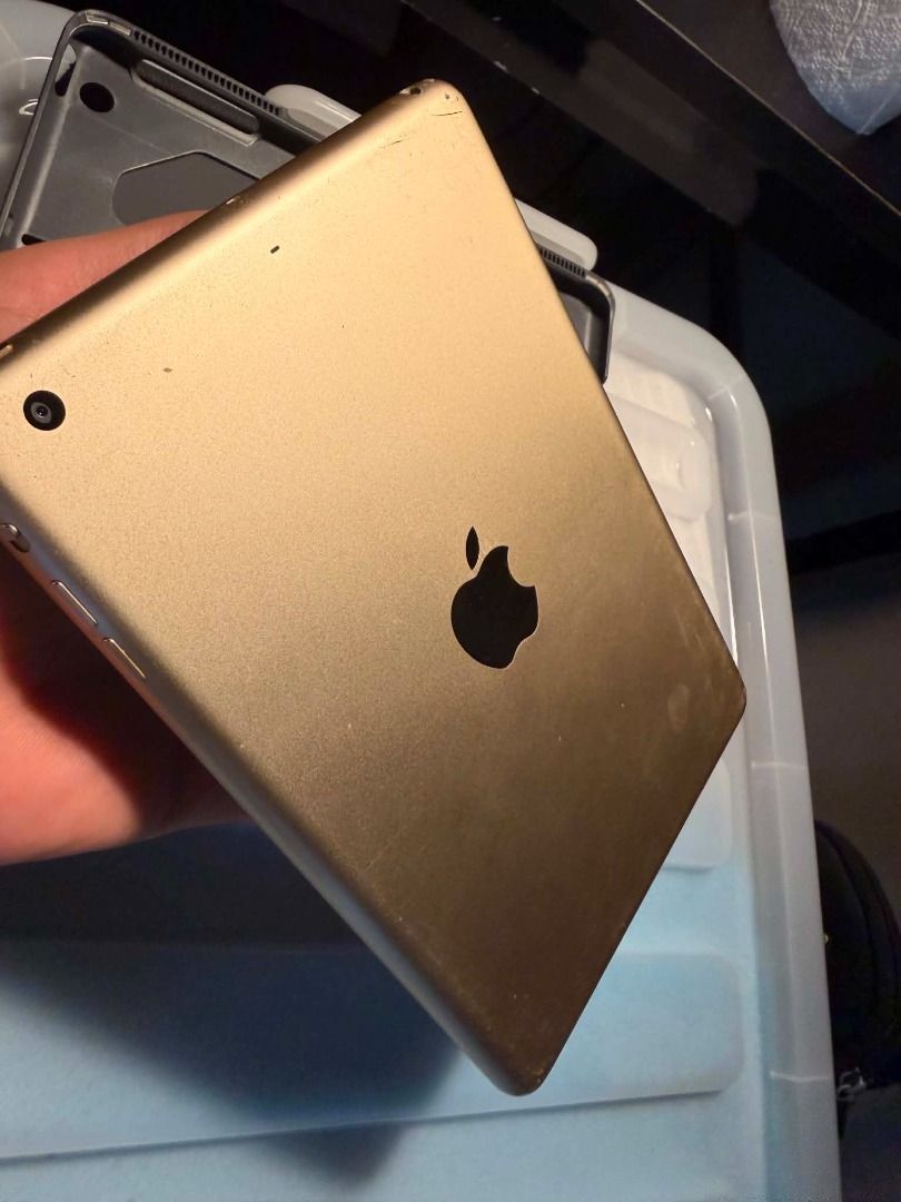 iPad Mini 3 (Category: iPad) located in Las Pinas. Submitted by alphred06 (Listing ID 1450641537, Image 3). Description: For Sale! iPad Mini 3 - 64gb - Running IOS 12.5.7 - All functions working on the iPad its just that LCD Glass is cracked and home button is not pressable but working. Included: - 1 replacement cable - 1 Logitech Case More details on phone: https://www.gsmarena.com/apple_ipad_mini_3-6741.php Negotiable! PM me for more details. :