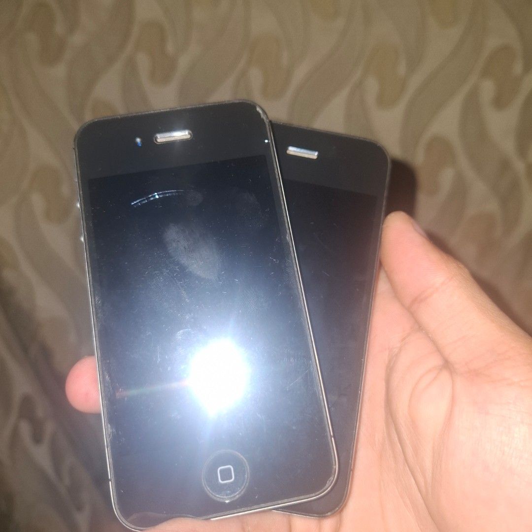 defective iphone 4s for parts (Category: Others) located in Manila. Submitted by chrispykremy (Listing ID 1450703697, Image 3). Description: as is as far as i remember battery issue lang sa isa sa isa idk, 500 for both.
