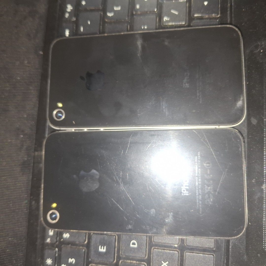 defective iphone 4s for parts (Category: Others) located in Manila. Submitted by chrispykremy (Listing ID 1450703697, Image 2). Description: as is as far as i remember battery issue lang sa isa sa isa idk, 500 for both.